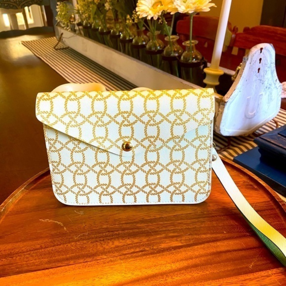 Women’s‎ wristlet with shoulder strap